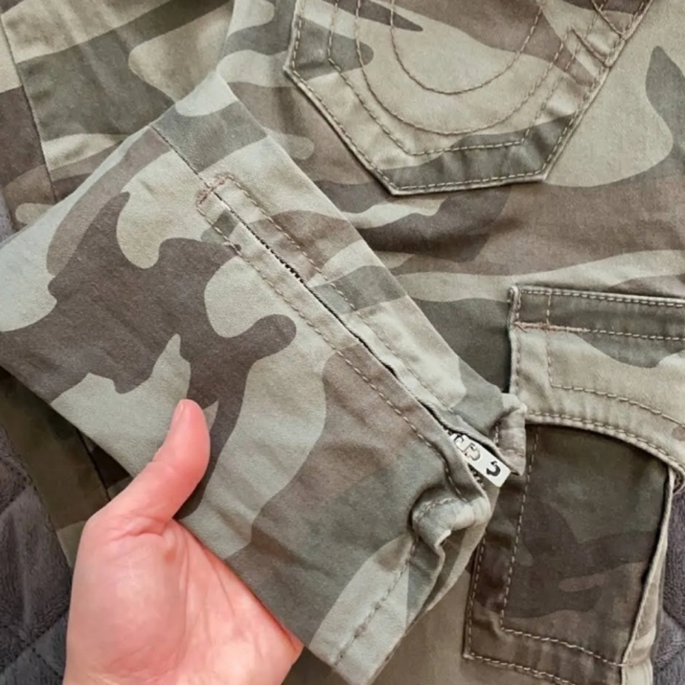 Authentic True Religion Camo Skinny Cargo Pant w/ Zip Ankle